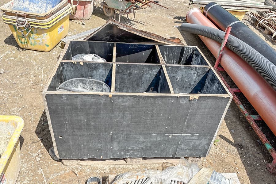 Transportbox mit Baustellenzubehör